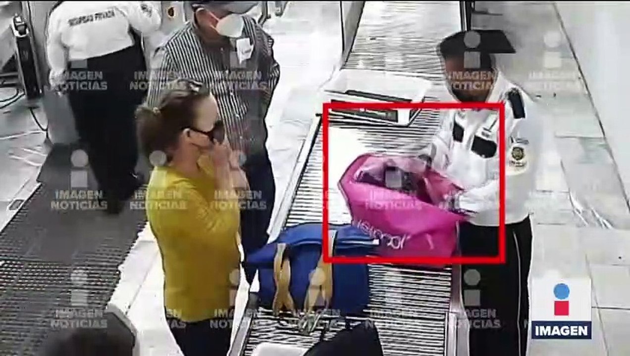 Así se roban las pertenencias de los pasajeros del AICM