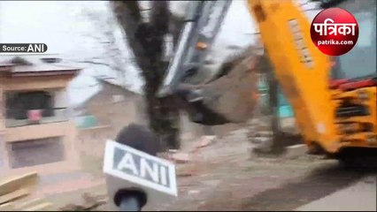 हिज्बुल आतंकी कमांडर आमिर खान पर बुलडोजर एक्शन, पहलगाम में गिराया गया आलीशन मकान