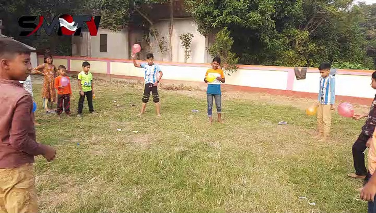 বেলুন ফাটানোর আজব খেলায় অসাধারন বিনোদন