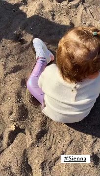 Βίντεο από την οικογενειακή βόλτα της Αθηνάς Οικονομάκου με τον Φίλιππο Μιχόπουλο και τα παιδιά τους 2