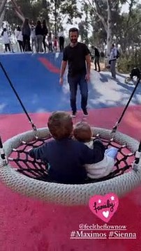 Βίντεο από την οικογενειακή βόλτα της Αθηνάς Οικονομάκου με τον Φίλιππο Μιχόπουλο και τα παιδιά τους