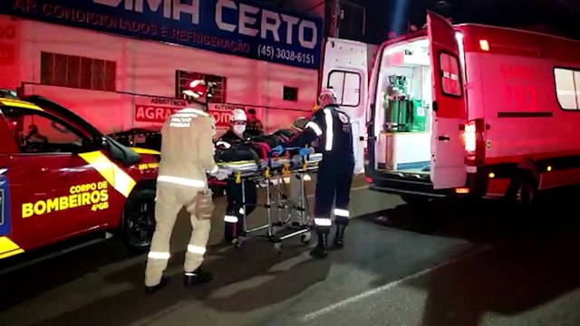 Viatura da PM tomba após colisão com Ônix no bairro Neva