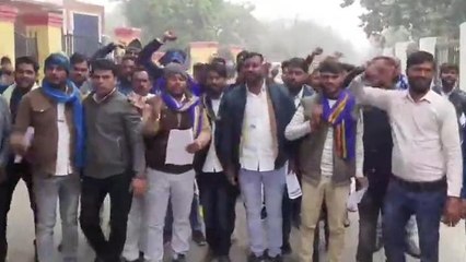 मैनपुरी: भीम आर्मी के पार्टी के लोगों ने आरक्षण के विरोध में प्रदर्शन किया