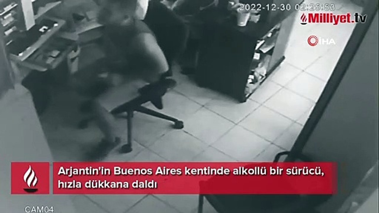 Alkollü sürücü dükkana daldı, 2 kişi ölümden döndü