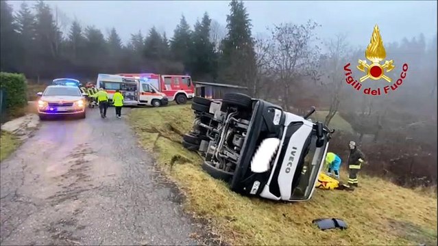 Pistoia, camion dei rifiuti va fuori strada e si ribalta