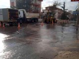 Yılın son gününde vatandaşlara su kesintisi sürprizi- Afyonkarahisar Belediyesi su patlağına geç müdahale edince yollar göle döndü- Afyonkarahisar'da...