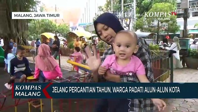Akhir Tahun 2022, Warga Habiskan Waktu di Alun-Alun Kota Malang