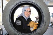 Samsun'un tek kadın lastik tamircisi erkeklere taş çıkartıyor