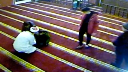 Cami imamından engelli çocuğa örnek davranış