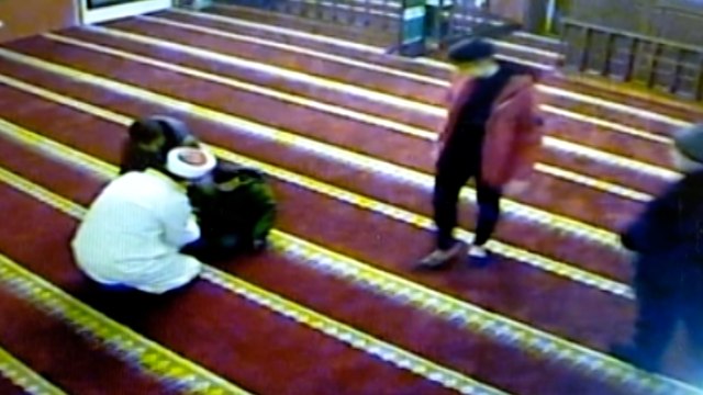 Cami imamından engelli çocuğa örnek davranış