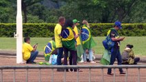 Brésil : Bolsonaro dit au revoir à ses sympathisants, en pleurant