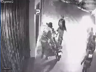 Video: Captan el atentado contra tres motocicletas por efectivos policías tras dura represión en Santa Cruz   