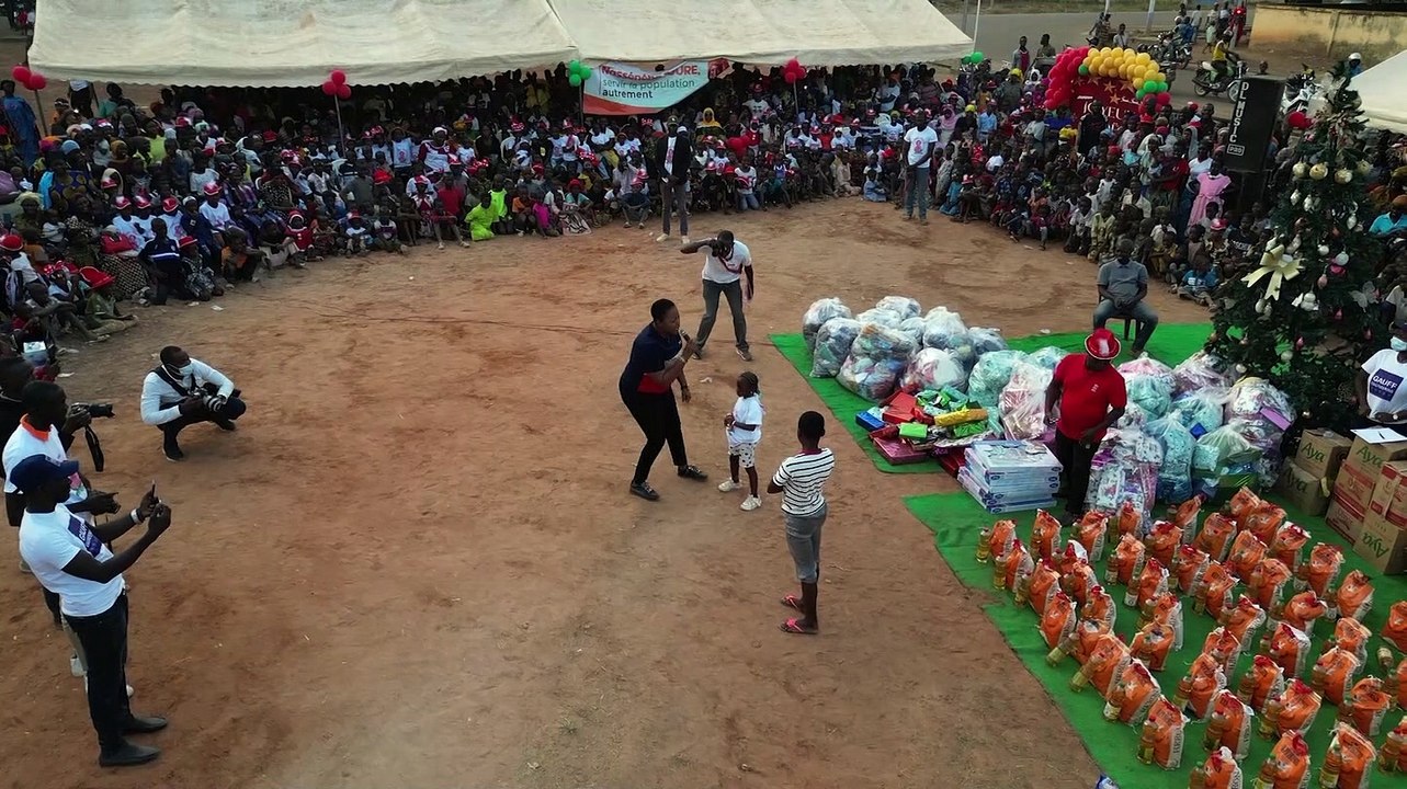 Nassénéba Touré, ministre de la Femme, et Maire d'Odienné, soulage 2000 enfants à la fête de Noël