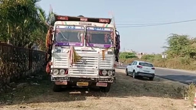 पुलिस ने डम्पर रुकवाया,बजरी से भरा था, चालक भाग गया