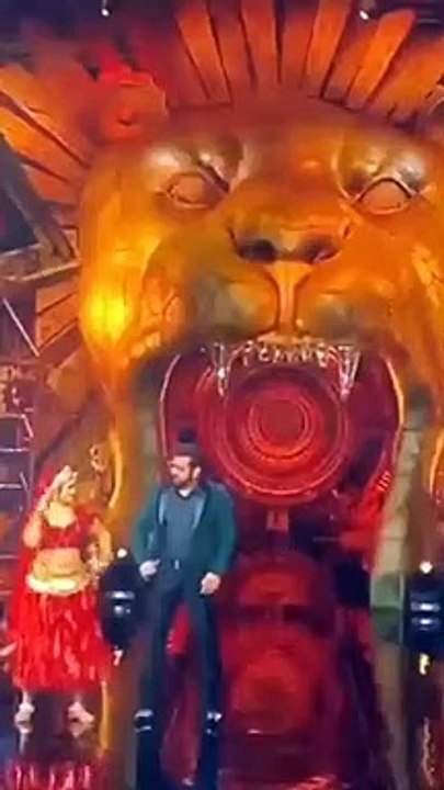 Gori_dancing_with_salman_khan_|big_boss_16|BBS16|gori_nagori|#shorts#youtubeshorts#salmankhan(360p)