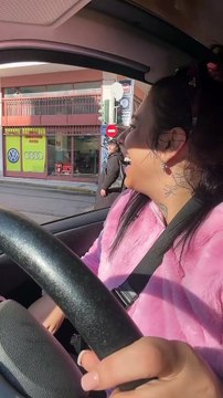 Super Κική: Ο επικός διάλογος με τους περαστικούς: «Καλύτερα που δεν την ξέρετε» (2)