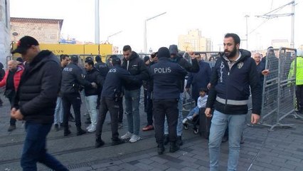 İSTİKLAL CADDESİ'NDE YILBAŞI YOĞUNLUĞU
