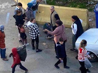 Arkadaşları tarafından darp edilen mendilci çocuğun yardımına vatandaşlar koştu