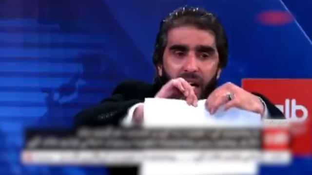 Un professeur afghan déchire ses diplômes en soutien aux étudiantes privées d'université