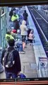 3 yaşındaki çocuğu tren raylarına attı
