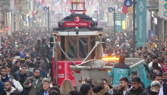 İstiklal Caddesi'nde yeni yıla saatler kala yoğunluk oluştu