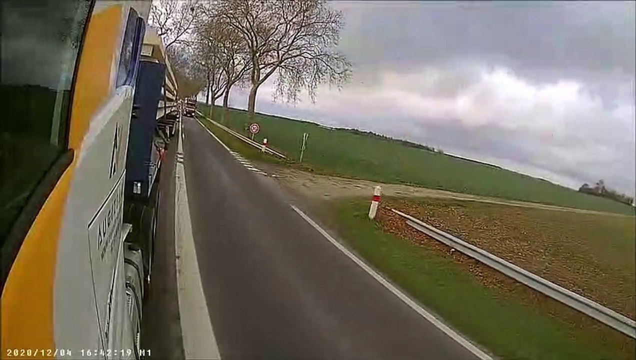 Un routier fait un dépassement très dangereux sur une route française