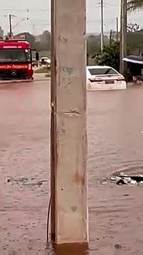 Bombeiros resgatam família de carro em rua alagada, em Águas Lindas