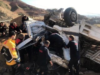 ŞIRNAK'TA VİRAJI ALAMAYAN TIR ŞARAMPOLE YUVARLANDI 1 ÖLÜ, 1 YARALI