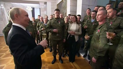 Vladimir Poutine encourage les militaires engagés en Ukraine