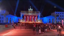Brandenburg Kapısı'ndaki yeni yıl kutlamalarını izlemek isteyenler yerlerini almaya başladı