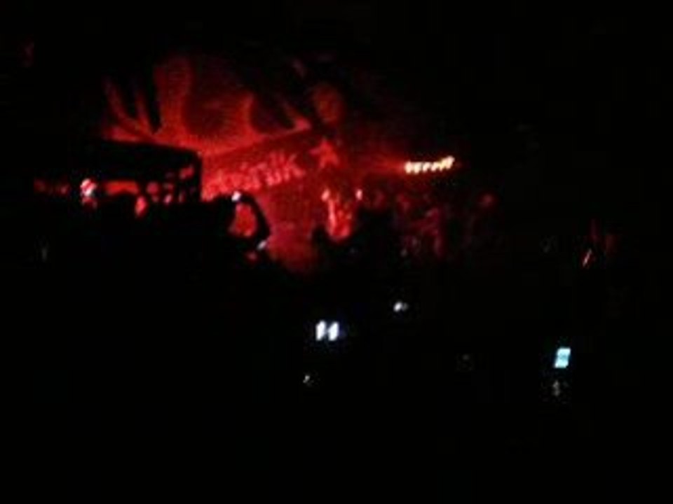 Paris métrOpOliS AnGeR FiSt In BlAcK