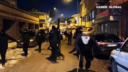 Yeni yıla saatler kala ilginç görüntüler... Bahşişi böyle topladılar