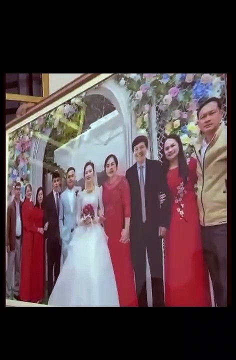 Mẹ khóc nức nở sau 22 năm xa cách được tái hiện lại