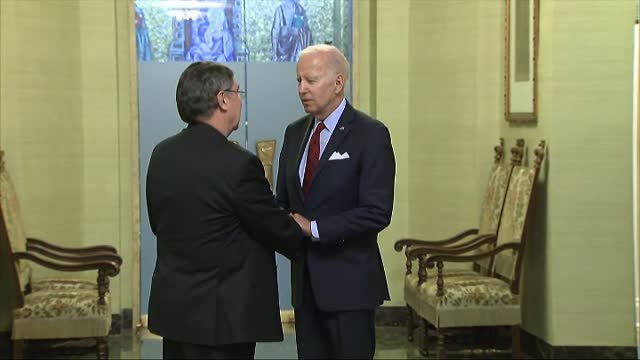Biden firma el libro de condolencias por la muerte del Papa emérito Benedicto XVI