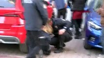 Otomobilin altına giren kız polise böyle direndi