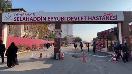 SALDIRMALARINA RAĞMEN HASTALARINA BAKAN DOKTORDAN ÖZÜR DİLEYİP, TATLI İKRAM ETTİLER