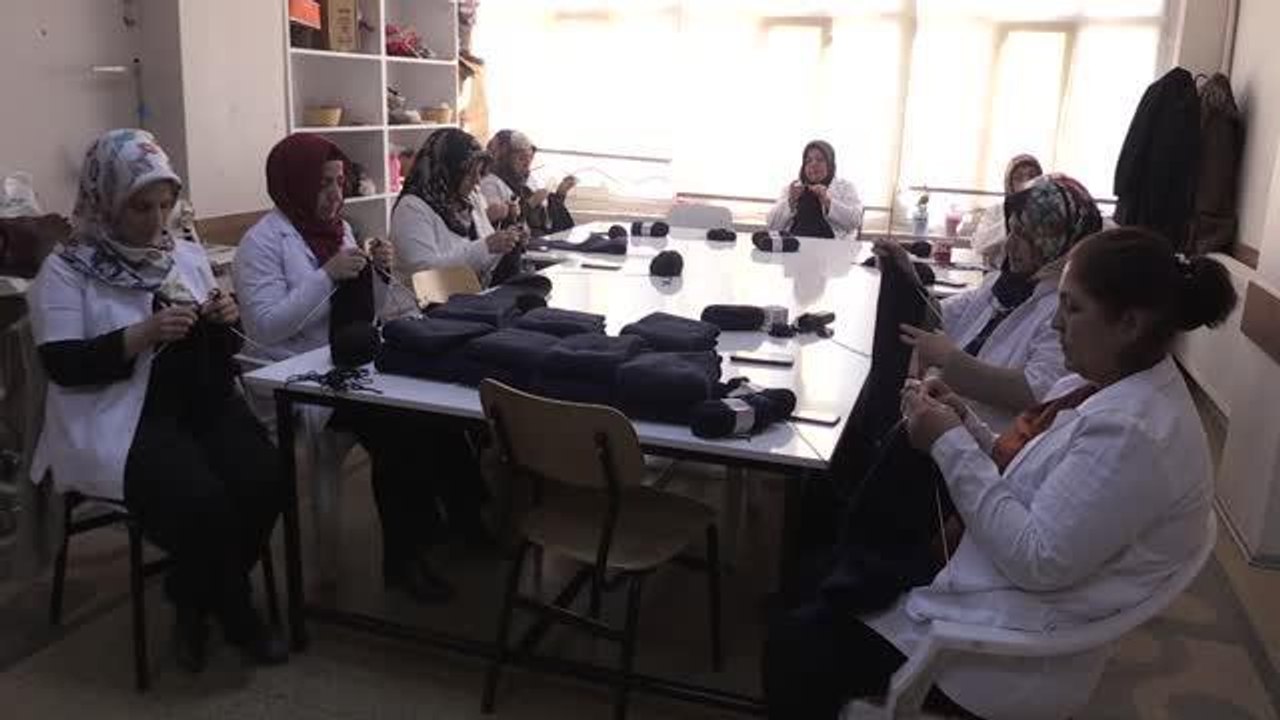 Adıyamanlı kadınlar "Askerler üşümesin" diye at...