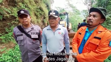 Forkopimcam Mekarmukti Monitoring Evakuasi Longsor Menggunakan Alat Berat Di Kp. Cadas Beureum Jagabaya Mekarmukti Garut