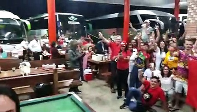 Apoiadores de Lula celebram ano novo durante viagem para acompanhar posse