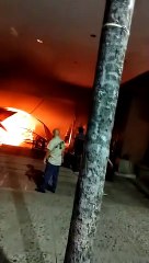 Reportan voraz incendio al interior de la Gobernación cruceña