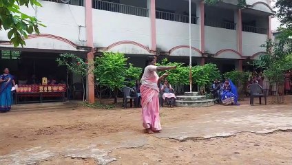 சூறாவளி போல் சிலம்பம் சுற்றி அசத்திய அரசுப்பள்ளி ஆசிரியை