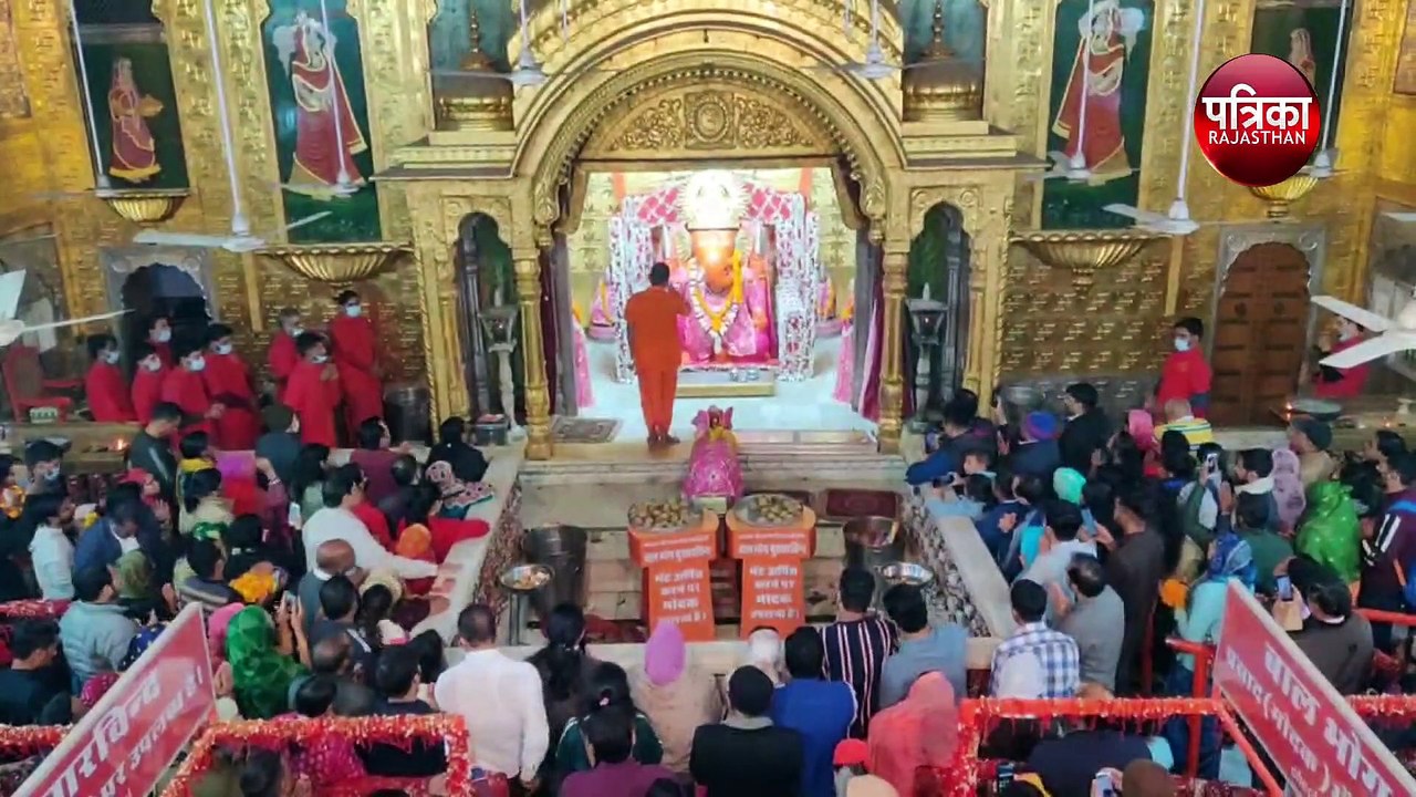 नए साल पर राजस्थान के इस मंदिर के बाहर लग गई लं...