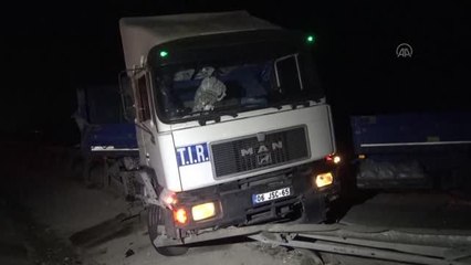 AFYONKARAHİSAR - İki tırın çarpıştığı kazada 4 kişi yaralandı