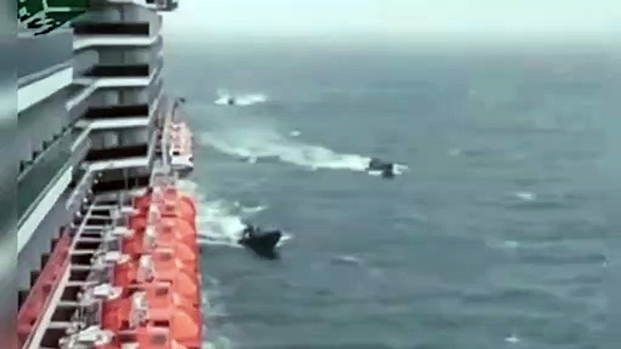 Bunch of Pirates Somalia Chases Cruise Ships To Commit Piracy