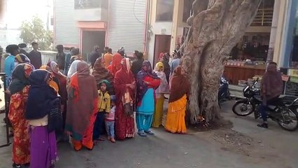 पानी के लिए सड़क पर उतरे ग्रामीण