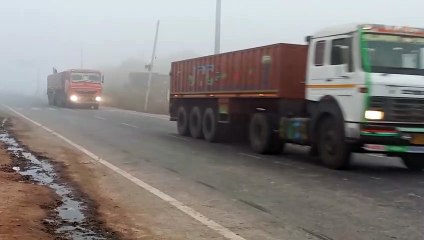 कोहरे में हैड लाईट जलाकर गुजरे वाहन