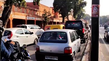 Скачать видео: Near Year 2023: ट्रैफिक जाम ने नया साल का मजा​ किया किरकिरा, घंटों जाम में फंसे रहे लोग, देखें वीडियो