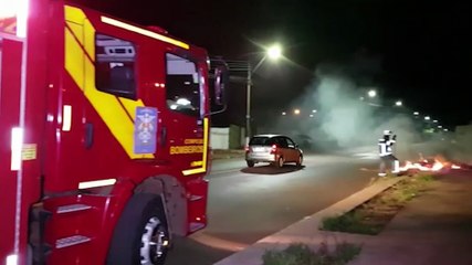 Corpo de Bombeiros combate fogo em área de vegetação seca no Loteamento Siena