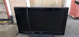 Logik L26DVDB11 26-inch TV is just dead oh well )-  this TV did come in handy for some screws