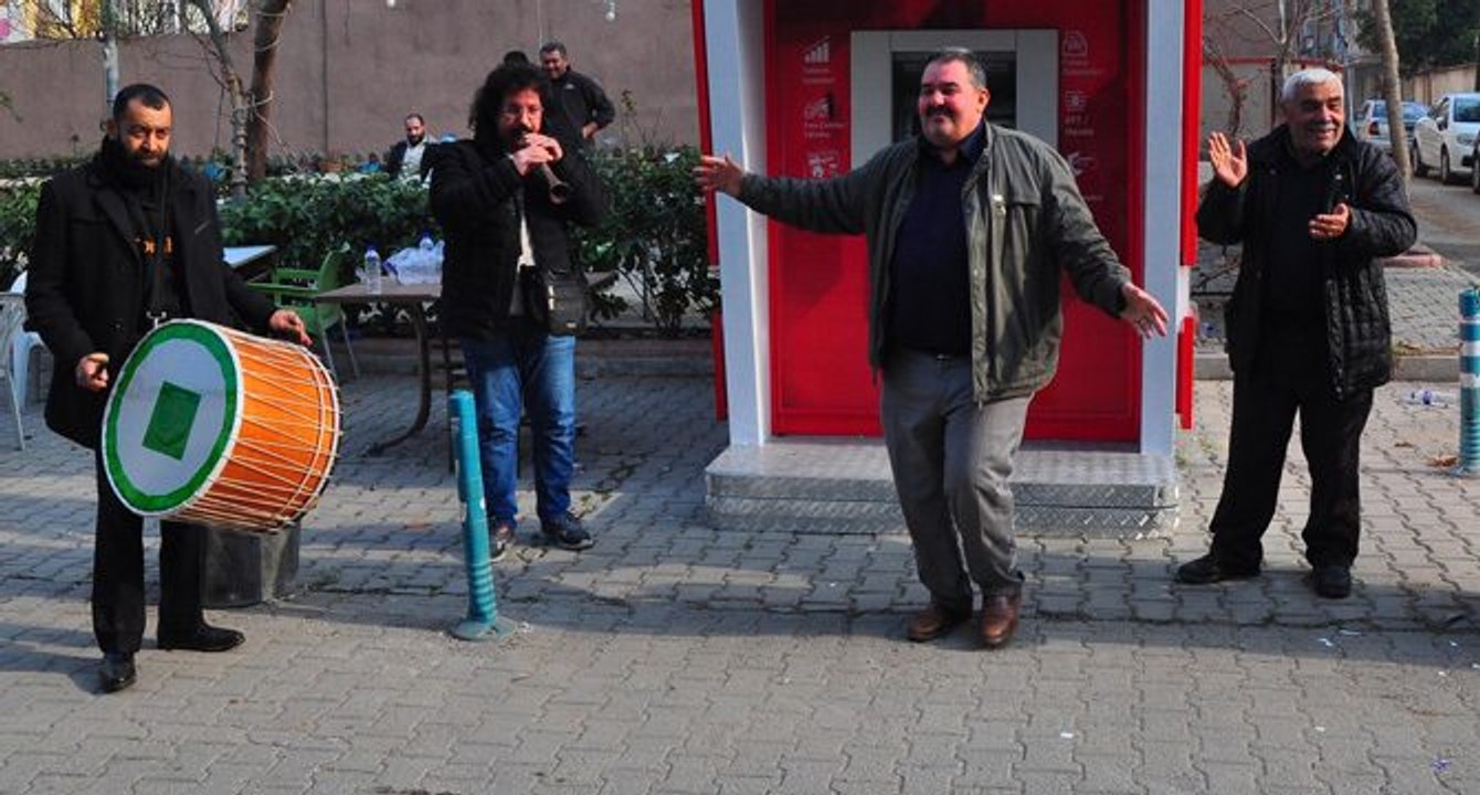 Mahalleye kurulan ATM’ye davullu zurnalı kutlama